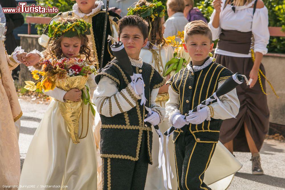 Immagine Bambini con abiti tradizionali alla sfilata della Quintanella di San Giovanni Profiamma, Foligno (Umbria) - © Buffy1982 / Shutterstock.com