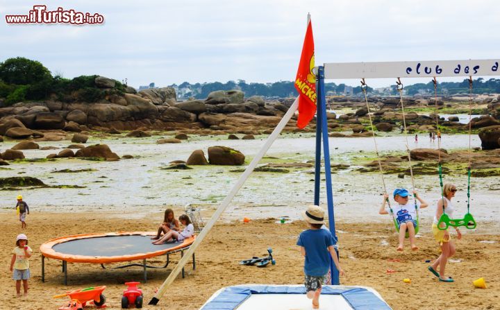 Immagine Bambini giocano in un parco attrezzato sulla spiaggia di Ploumanac'h, Bretagna: è una delle località per vacanze in famiglia più note della costa