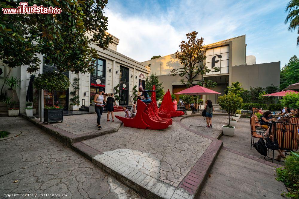 Immagine Bambini giocano nel centro di Tirana, Albania - © posztos / Shutterstock.com