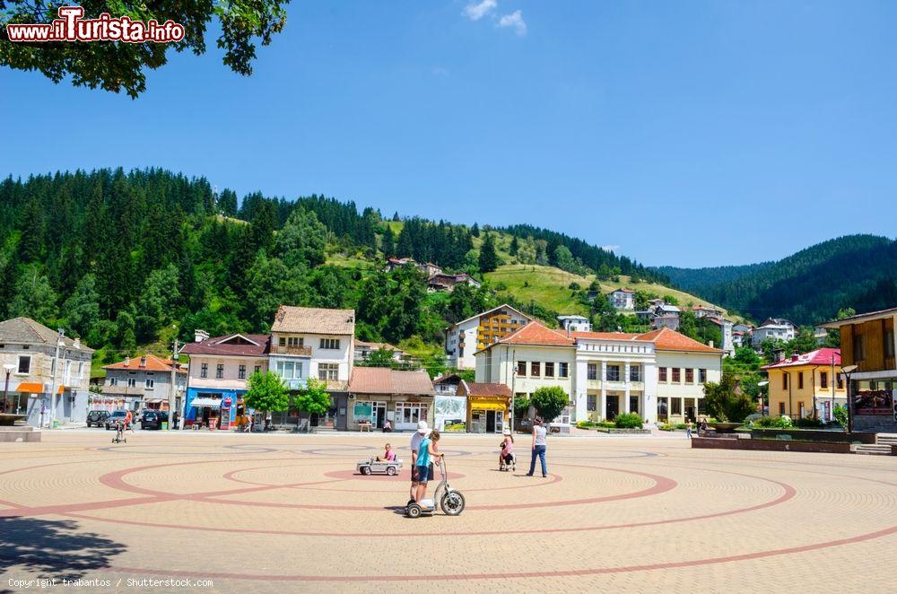Immagine Bambini giocano nella piazza della città di Chepelare in estate, Bulgaria - © trabantos / Shutterstock.com