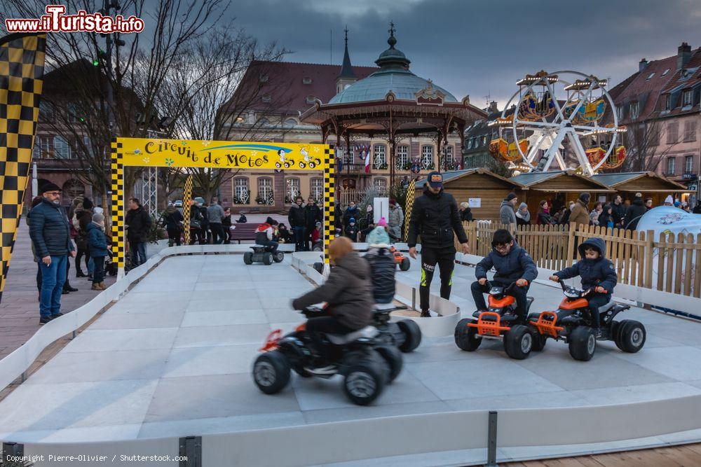 Immagine Bambini in quad su una pista di ghiaccio al mercatino di Natale di Belfort, Francia - © Pierre-Olivier / Shutterstock.com