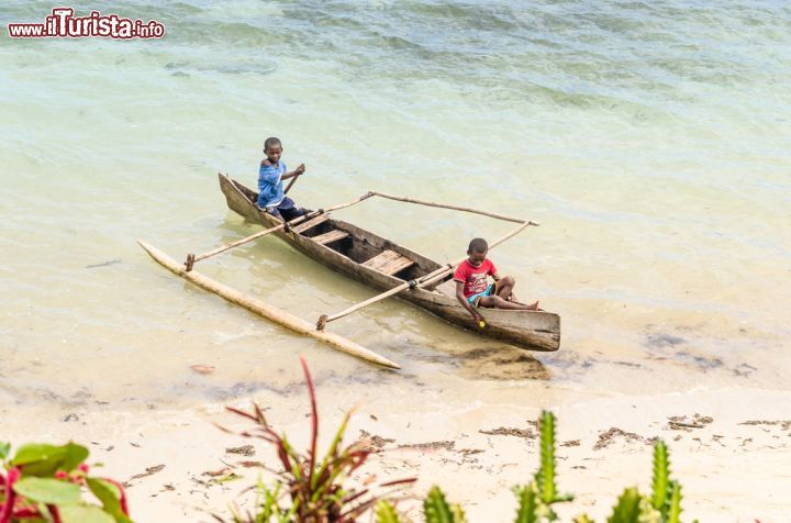 Immagine Bambini su una piroga tradizionale nel mare dell'isola vulcanica di Nosy Komba, nel Madagascar - foto © lenisecalleja.photography / Shutterstock.com