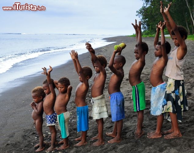 Immagine Bambini sulla spiaggia di Ambrym, arcipelago Vanuatu. Una simpatica foto ricordo per questo gruppo di piccoli abitanti dell'arcipelago delle Vanuatu.