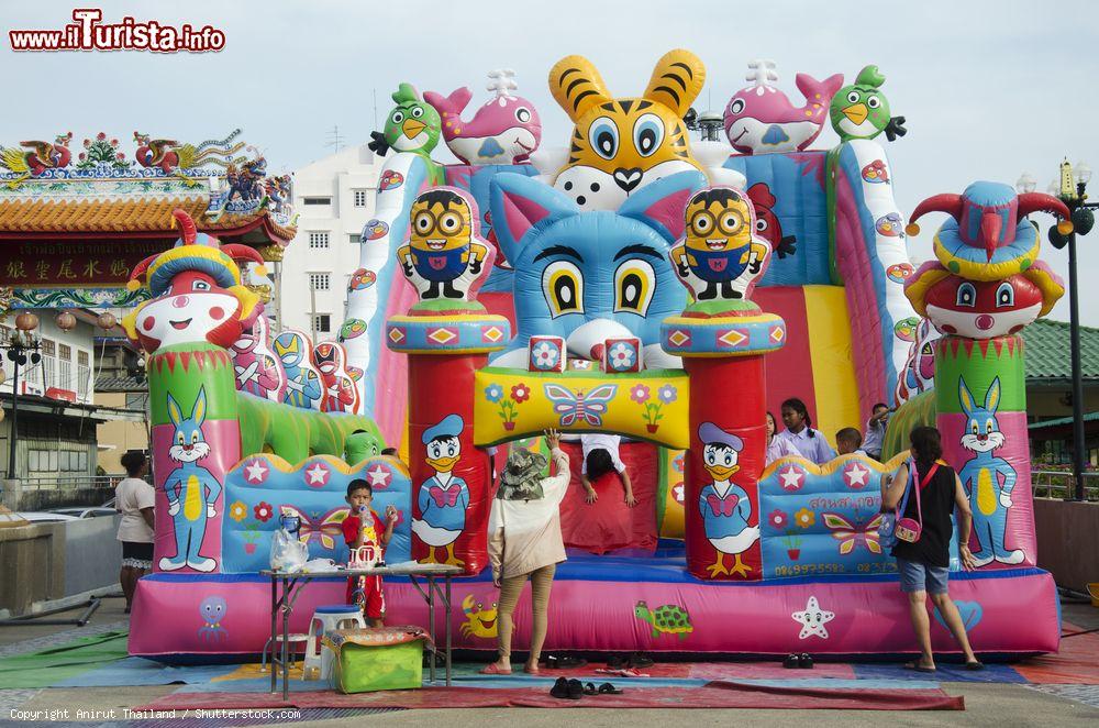 Immagine Bambini thailandesi giocano su un gonfiabile al mercato Tha Nam Non a Nonthaburi - © Anirut Thailand / Shutterstock.com