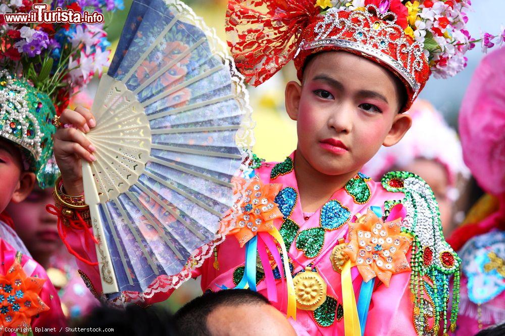 Immagine Un bambino alla cerimonia per diventare monaco a Mae Hong Son, Thailandia - © Bplanet / Shutterstock.com