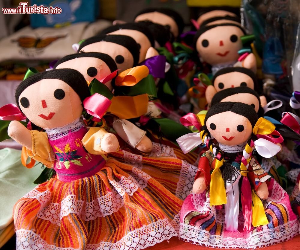 Immagine Bambole Lupita sull'isola di Janitzio, Messico. Questi tradizionali oggetti di artigianato sono realizzati in cartapesta secondo una tradizione che fa risalire le sue origini oltre 200 anni fa in Messico. Nacquero come bambole sostitute di quelle in porcellana molto più costose. Oggi sono oggetto di collezione.