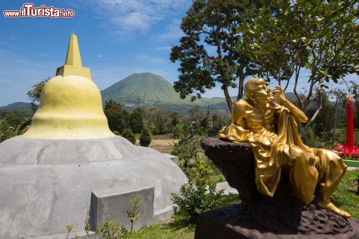 Immagine Sulawesi, Indonesia: il tempio di Ban Hin Kiong si trova nella città di Manado. L'edificio fu costruito oltre trecento anni fa dalla dinastia cinese Qing - foto © Vladislav T. Jirousek / Shutterstock.com