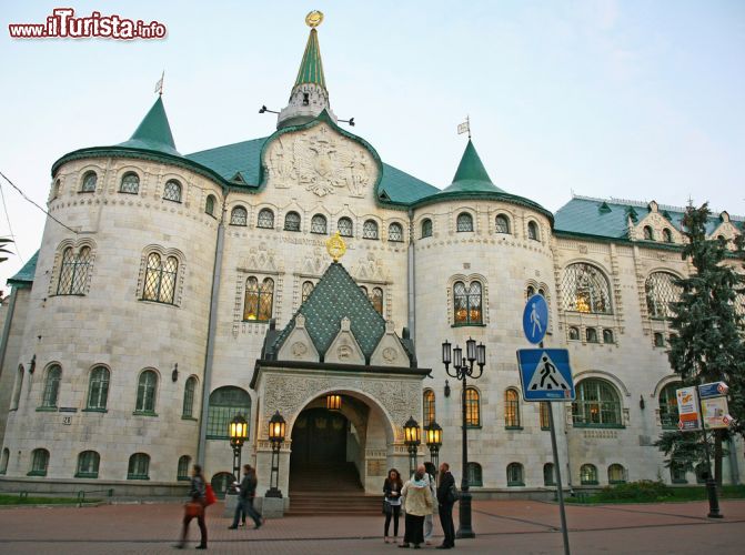 Immagine Lo stupendo edificio della Banca Statale nel centro della città di Nizhny Novgorod, con il caratteristico sile architettonico neorusso - foto © LeniKovaleva / Shutterstock.com