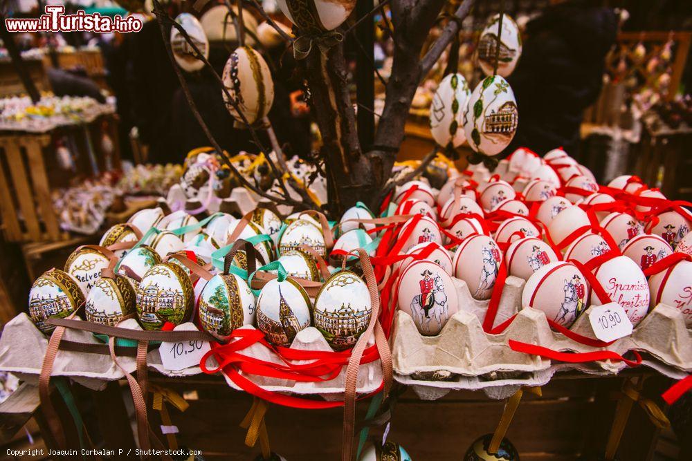 Immagine Bancarella a Budapest, durante i mercatini di Pasqua - © Joaquin Corbalan P / Shutterstock.com