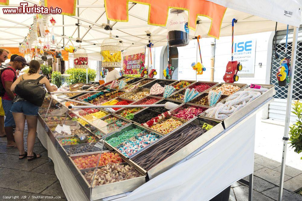 Immagine Bancarella di dolci in un mercato delle pulci a Olbia, Sardegna - © J2R / Shutterstock.com