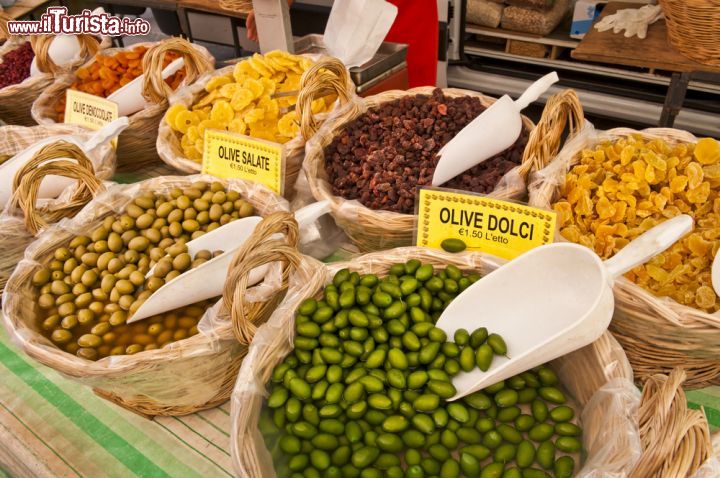 Immagine Bancarella di frutta e legumi a Castiglione del Lago, Umbria - Frutta secca e olive in bella mostra in uno stand ospitato nel borgo di Castiglione © Wallace Weeks / Shutterstock.com