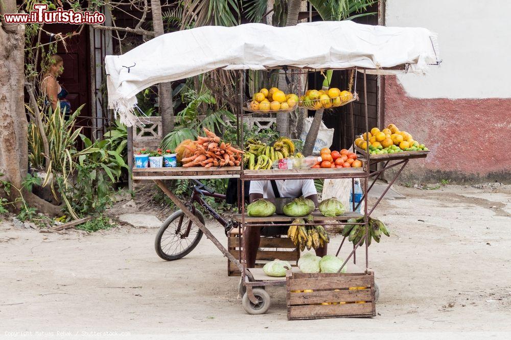 Immagine Bancarella di frutta e verdura a Holguin, Cuba. Un tipico negozietto cubano in cui acquistare prodotti alimentari freschi - © Matyas Rehak / Shutterstock.com
