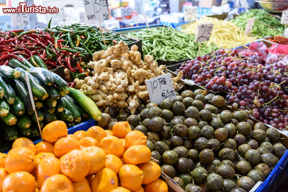 Immagine Una bancarella di frutta e verdura fresca al Queen Victoria Market di Melbourne, Australia.