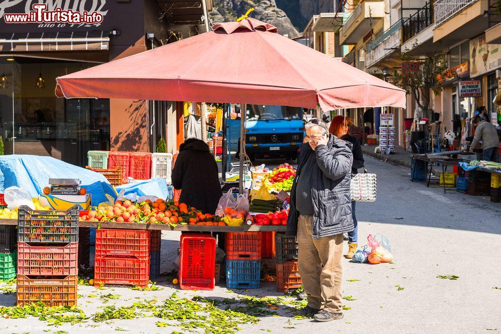 Immagine Bancarella di frutta fresca nel centro di Kalambaka, Grecia - © Anton_Ivanov / Shutterstock.com
