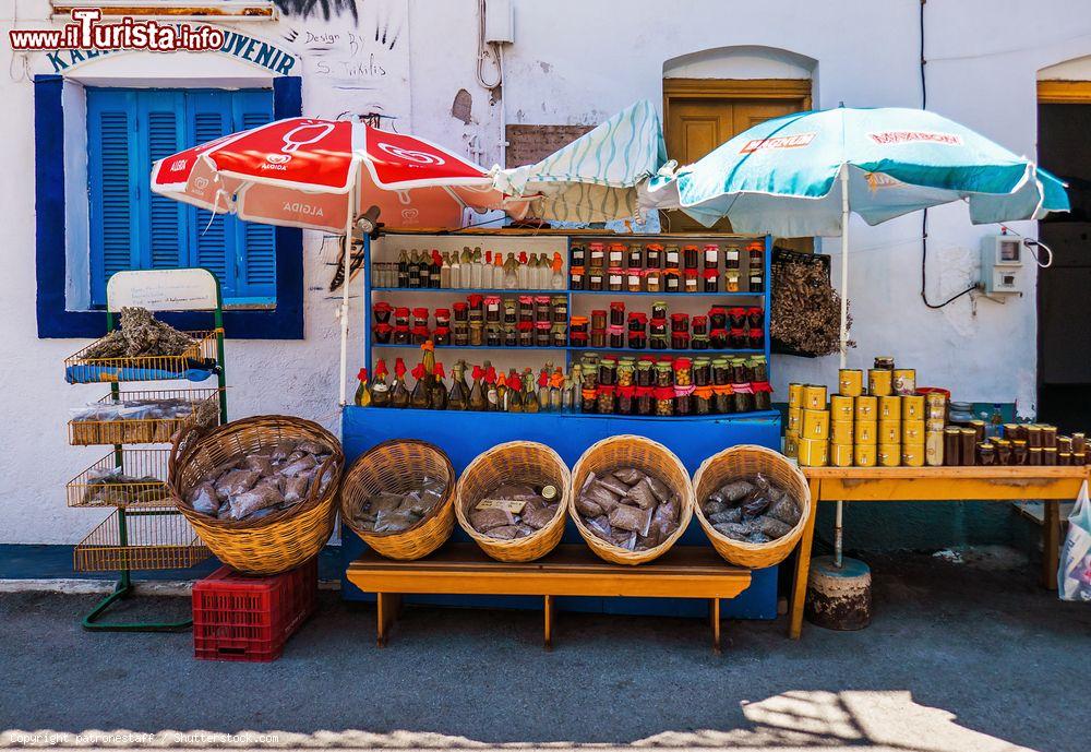 Immagine Una bancarella di spezie e souvenir sull'isola di Kalymnos, Mare Egeo (Grecia) - © patronestaff / Shutterstock.com