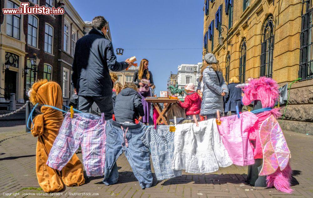Immagine Bancarella di un mercatino in occasione del Queen's day a Den Haag, Olanda - © Joachim Ulrich Seibert / Shutterstock.com