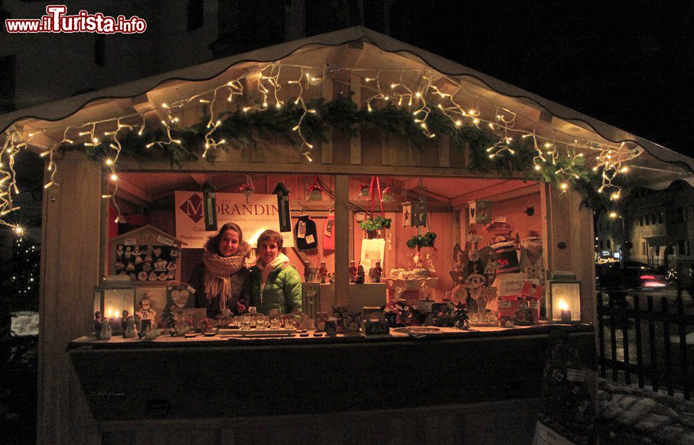 Immagine Bancarella nel Villaggio sotto l'Albero di Predazzo: i mercatini di Natale del borgo della Val di Fiemme - © www.visitfiemme.it