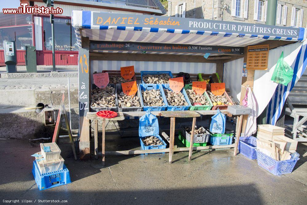 Immagine Una bancarella per la vendita di ostriche fuori dalla città di Cancale, Francia - © illpax / Shutterstock.com