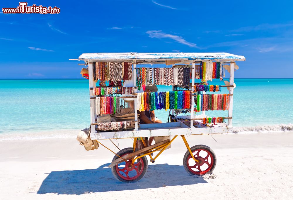 Immagine Una bancarella ambulante sulla spiaggia di Varadero che vende souvenir di Cuba ai turisti.