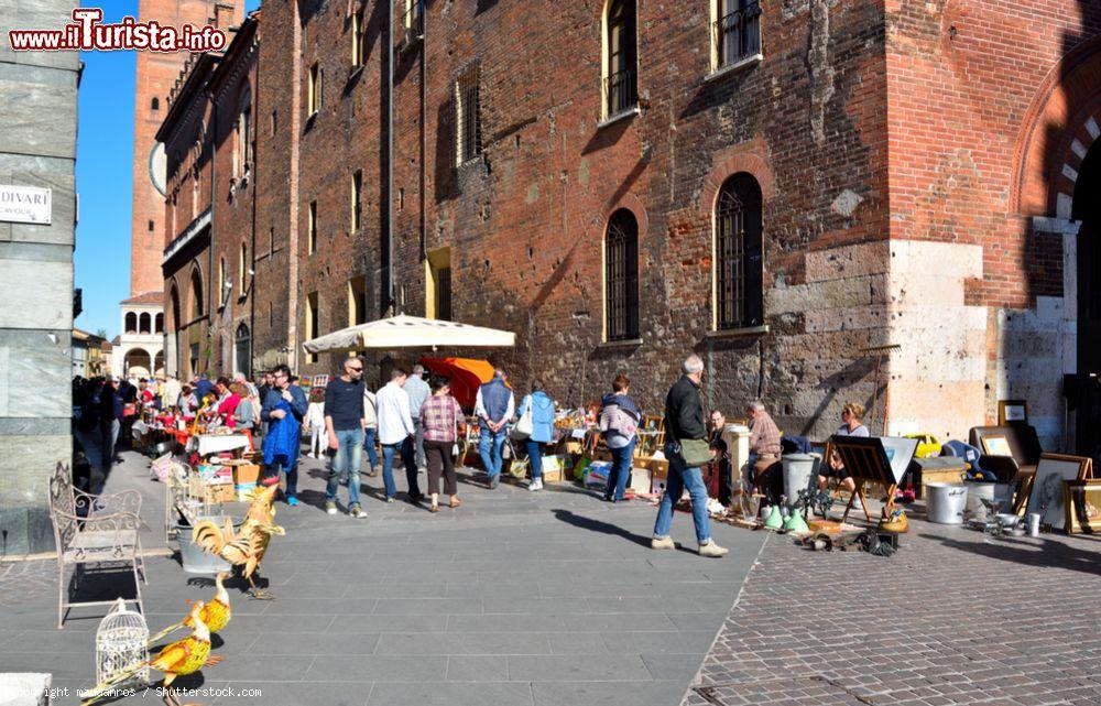 Immagine Bancarelle al mercato dell'antiquariato nel centro storico di Cremona, Lombardia, in una giornata primaverile - © maudanros / Shutterstock.com