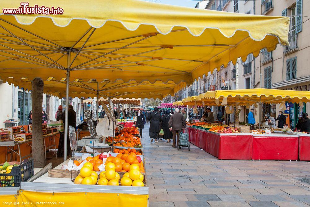 Immagine Bancarelle al mercato locale di Tolone (Francia) con gente che acquista frutta e verdura - © pio3 / Shutterstock.com