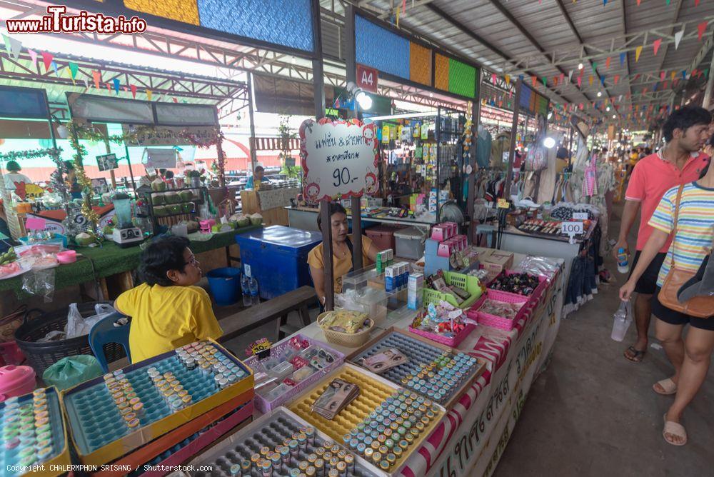 Immagine Bancarelle al mercato turistico di Nonthaburi, Thailandia - © CHALERMPHON SRISANG / Shutterstock.com