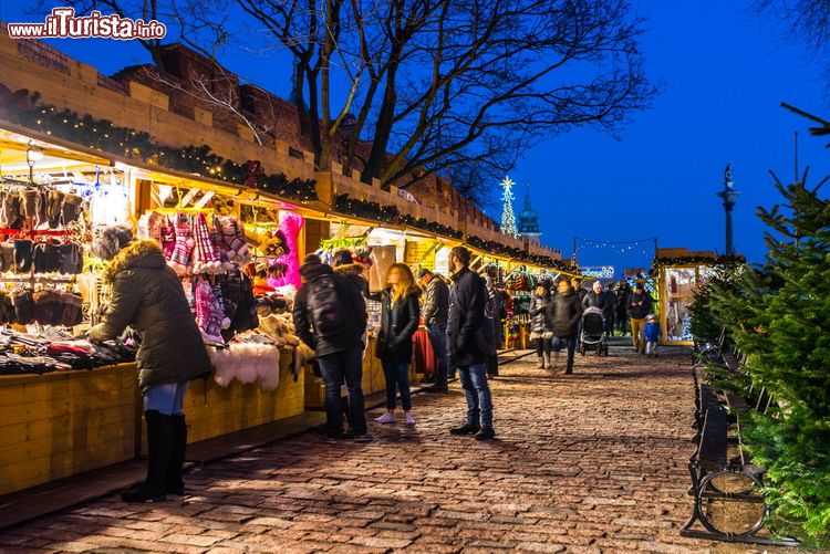 Immagine Bancarelle al tradizionale mercatino natalizio nel centro storico di Varsavia, Polonia.