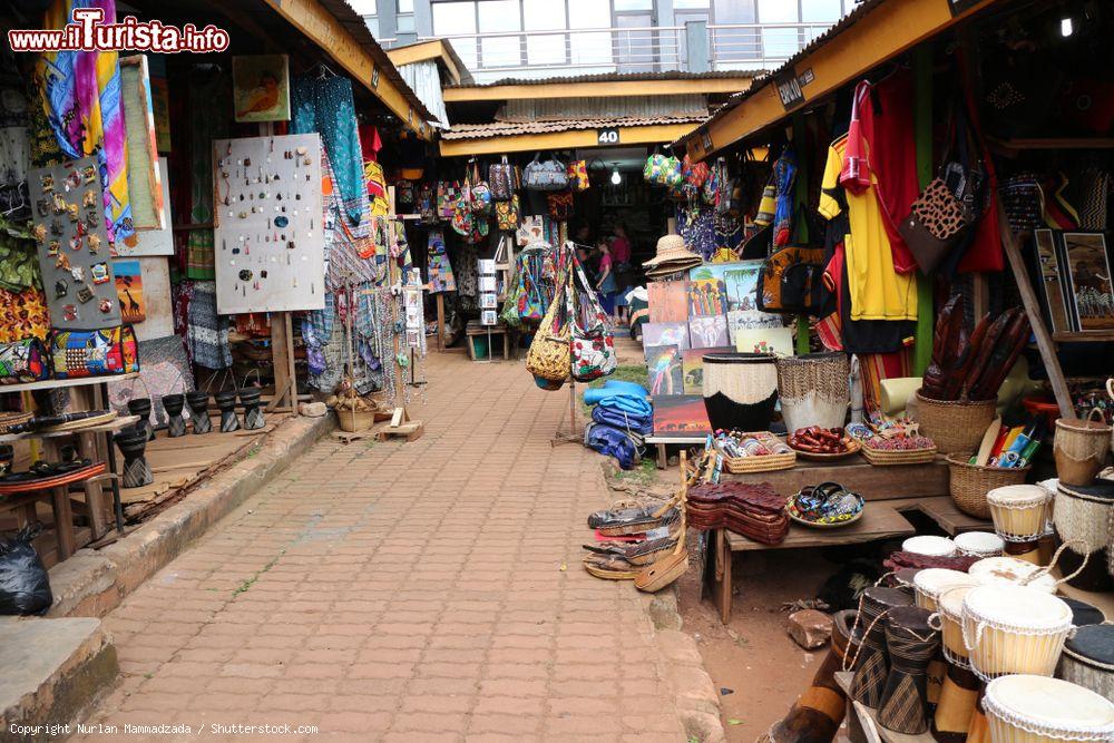 Immagine Bancarelle con tradizionali oggetti artigianali in un mercato di Kampala, Uganda  - © Nurlan Mammadzada / Shutterstock.com
