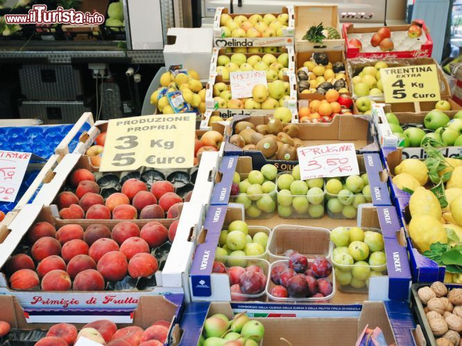 Immagine Bancarelle di frutta al mercato settimanale di Salò, Lombardia. Ogni settimana il mercato di Salò ospita bancarelle di frutta e verdura con prodotti freschi e genuini - © vvoe / Shutterstock.com