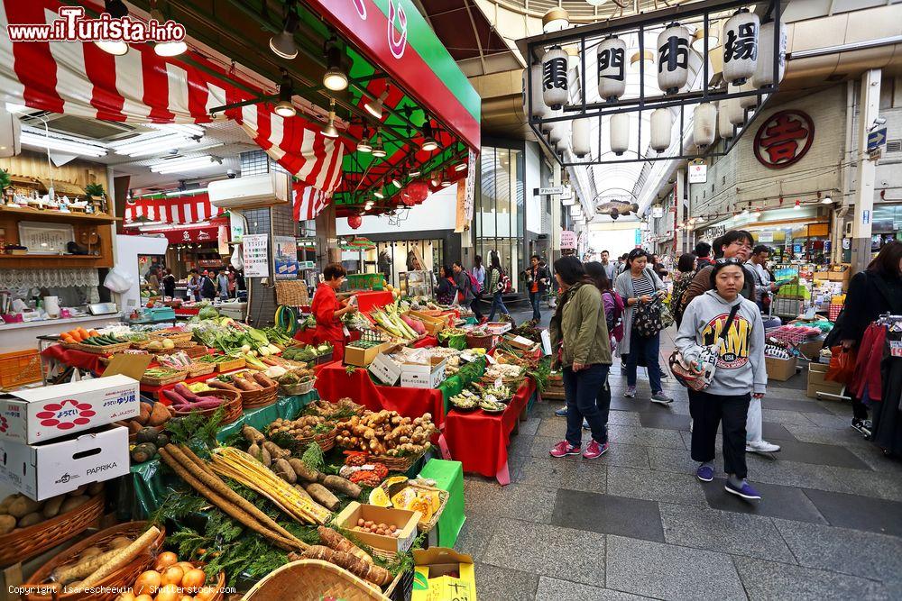 Immagine Bancarelle di frutta e verdura al mercato di Kuromon Ichiba di Osaka, Giappone. E' uno dei market più popolari della città  - © isarescheewin / Shutterstock.com