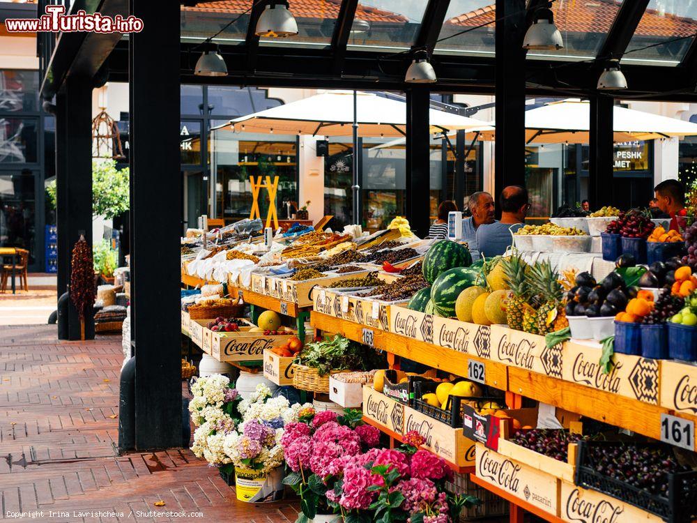 Immagine Bancarelle di frutta e verdura al mercato di Tirana, Albania - © Irina Lavrishcheva / Shutterstock.com