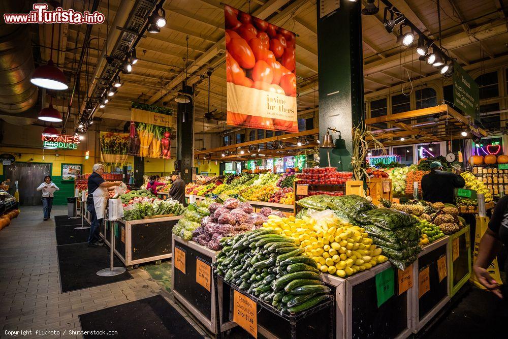Immagine Bancarelle di frutta e verdura fresca al Reading Terminal Market di Philadelphia, Pennsylvania (USA). E' una delle mete preferite dai buongustai - © f11photo / Shutterstock.com