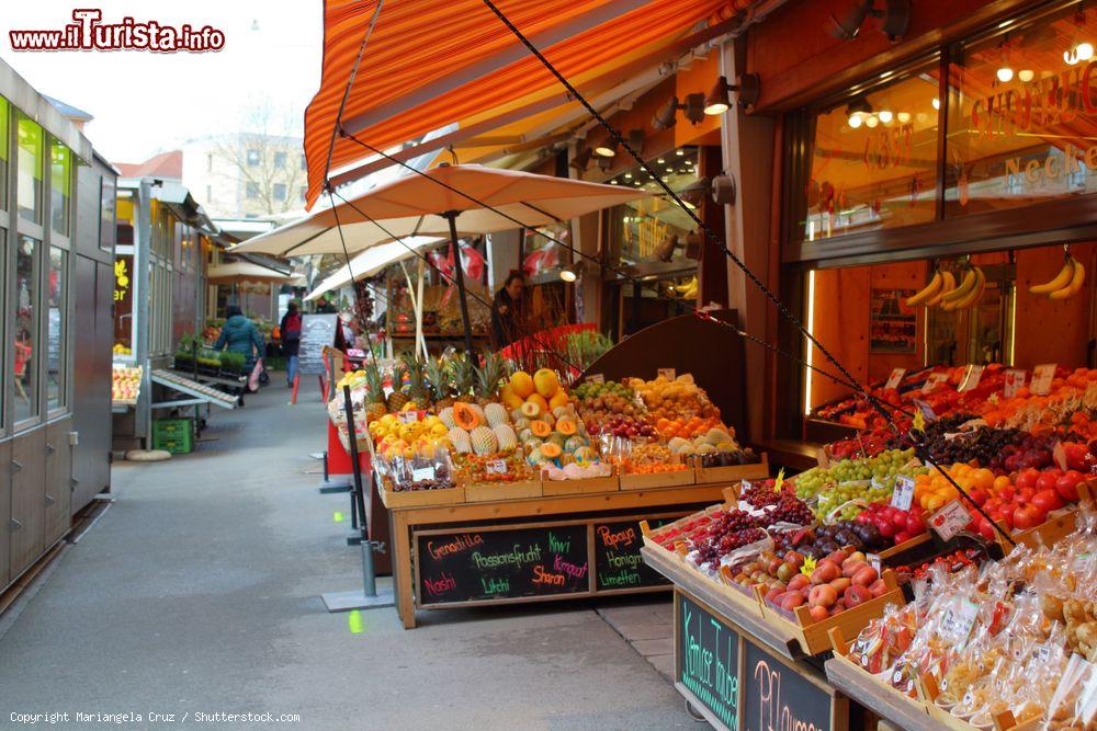 Immagine Bancarelle di frutta e verdura in un mercato all'aperto di Augusta, Germania - © Mariangela Cruz / Shutterstock.com