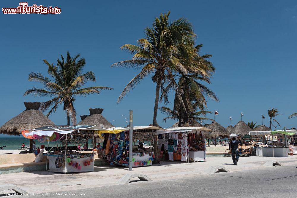 Immagine Bancarelle di souvenirs sulla spiaggia di Progreso, Messico - © Rainer Lesniewski / Shutterstock.com