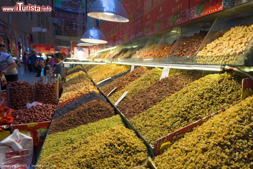Immagine Bancarelle di spezie e frutta secca all'International Grand Bazar di Urumqi, Cina - © Rat007 / Shutterstock.com