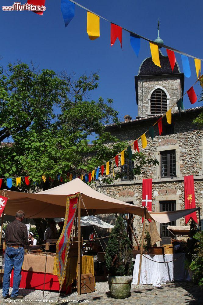 Immagine Bancarelle e addobbi per il Festival Medievale di Perouges, Francia - © Pierre Jean Durieu / Shutterstock.com