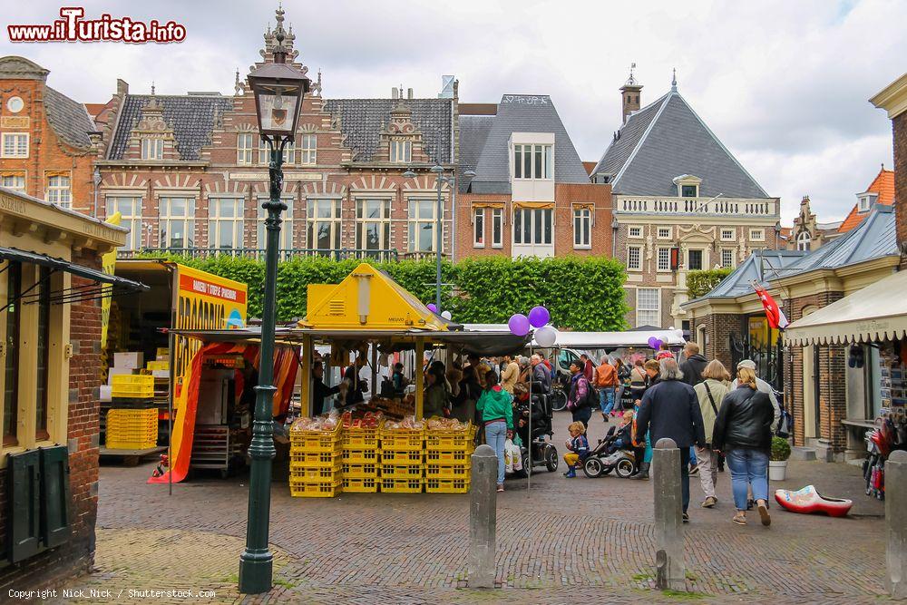 Immagine Bancarelle in Grote Markt a Haarlem (Olanda) in una giornata di pioggia - © Nick_Nick / Shutterstock.com