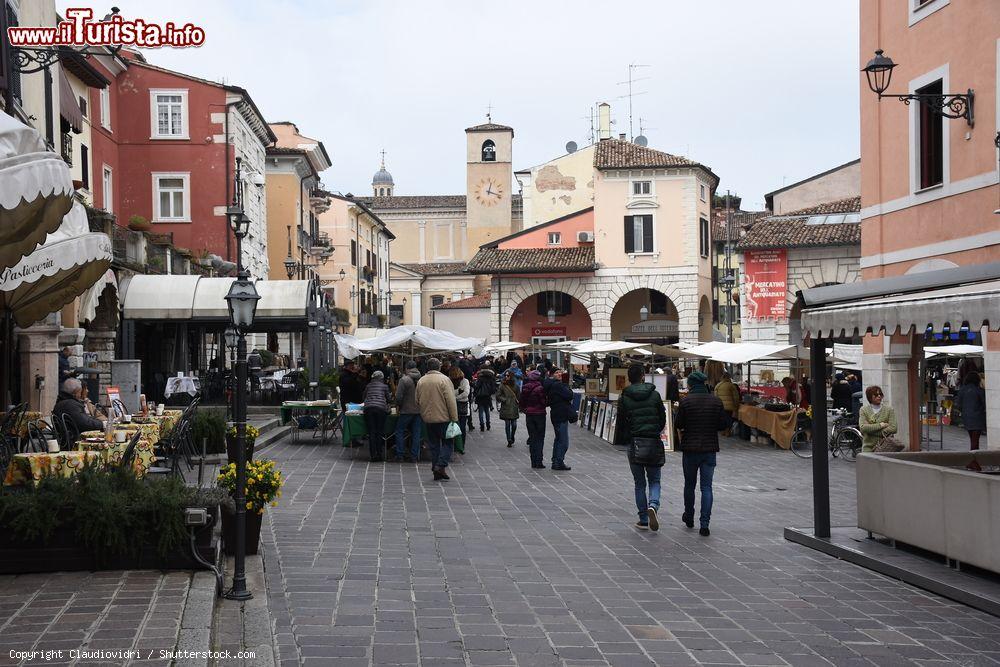 Immagine Bancarelle in una piazzetta di Desenzano del Garda, provincia di Brescia - © Claudiovidri / Shutterstock.com