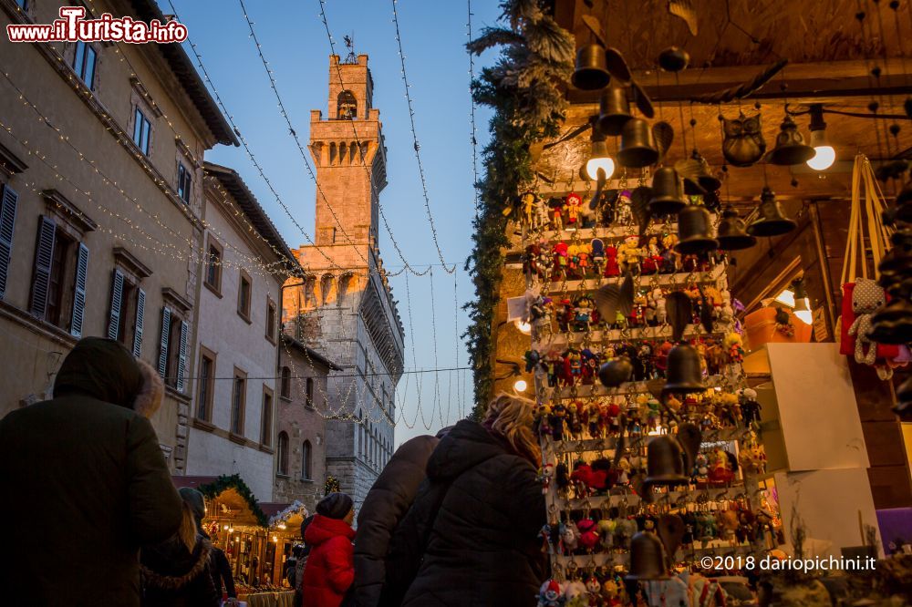 Immagine Bancarelle natalizie nel centro di Montepulciano, provincia di Siena (Toscana).