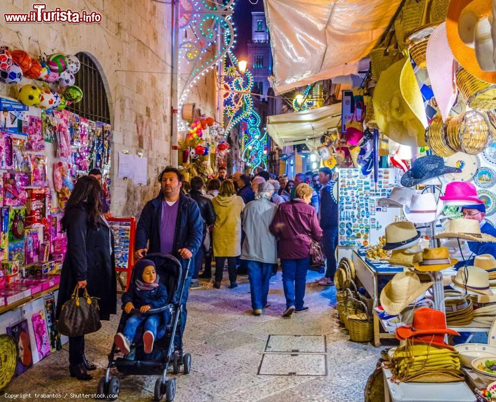 Immagine Bancarelle nel centro di Bari: la Festa di San Nicola - © trabantos / Shutterstock.com