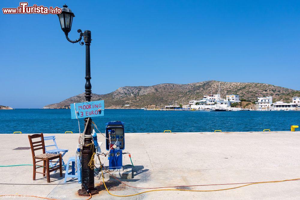 Immagine Banchina con sedie e lampione al porto di Lipsi, Dodecaneso (Grecia) - © kokixx / Shutterstock.com