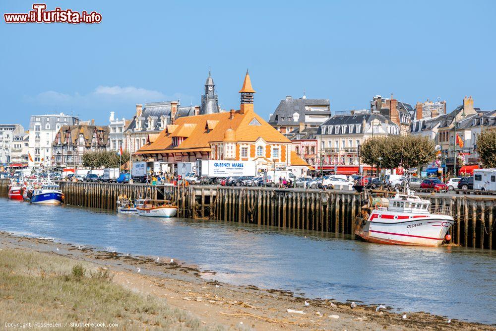 Immagine La banchina del fiume Touques che attraversa la cittadina di Trouville-sur-Mer, in Francia - © RossHelen / Shutterstock.com