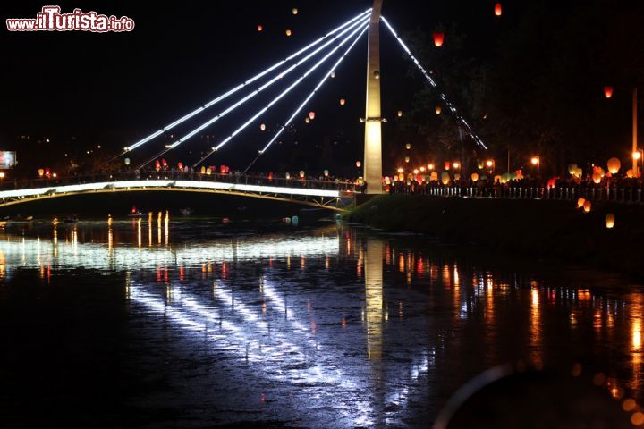 Immagine Banchina lungofiume di notte a Kharkiv, Ucraina. Le luci della città si rilfettono sulle acque tranquille che lambiscono questa bella località celebre per arte, cultura e teatro