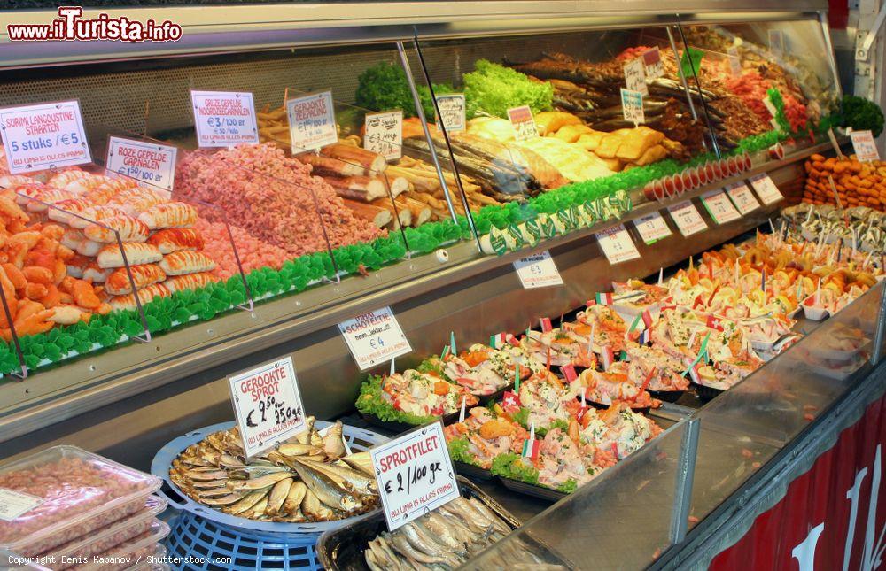 Immagine Un banco del mercato del pesce a Ostenda (Belgio) con frutti di mare, aringhe, aragoste, gamberi e ricci - © Denis Kabanov / Shutterstock.com