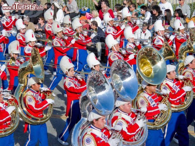 Immagine Una banda musicale in marcia lungo la Rose Parade di Pasadena, l'evento del primo gennaio che si ripete da fine '800 - © Marie Appert / Shutterstock.com