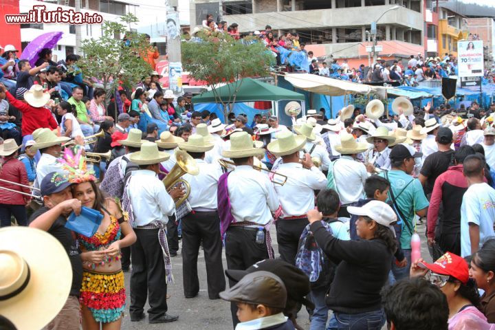 Immagine Banda musicale durante la sfilata di carnevale a Cajamarca, Perù. Indossano il tradizionale sombrero i componenti della banda di Cajamarca che sfilano durante i festeggiamenti organizzati ogni anno per il carnevale - © Janmarie37 / Shutterstock.com