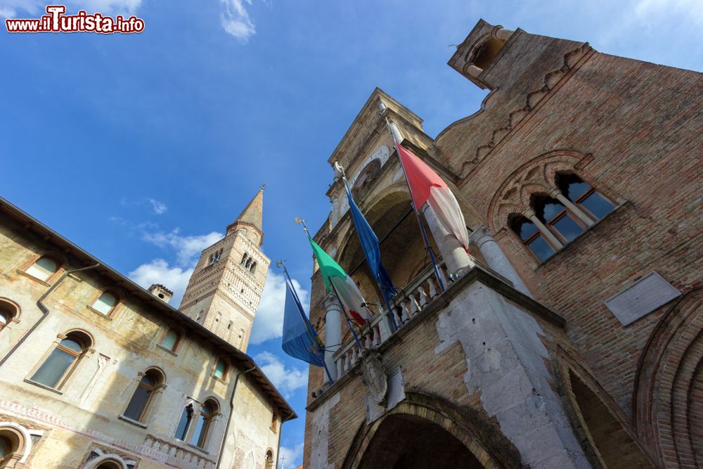 Immagine Bandiere al balcone del vecchio municipio di Pordenone, Friuli Venezia Giulia. L'edificio ha pianta trapezoidale ed è costruito interamente in laterizio.