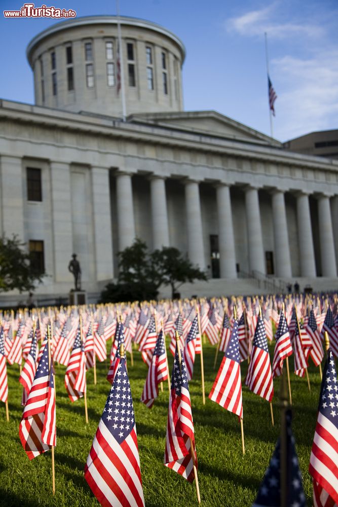 Immagine Bandiere americane in occasione del Patriot's Day davanti all'Ohio Statehouse di Columbus, USA.