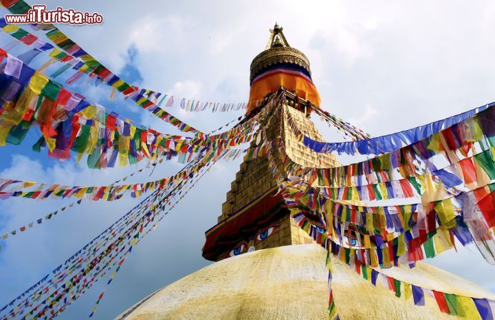 Immagine Bandiere della preghiera allo stupa di Boudhanath di Kathmandu, Nepal. Le tradizionali bandierine di stoffa colorata e gli "occhi" del Buddha nel complesso di Boudhanath a Kathmandu - © Carlos Neto / Shutterstock.com