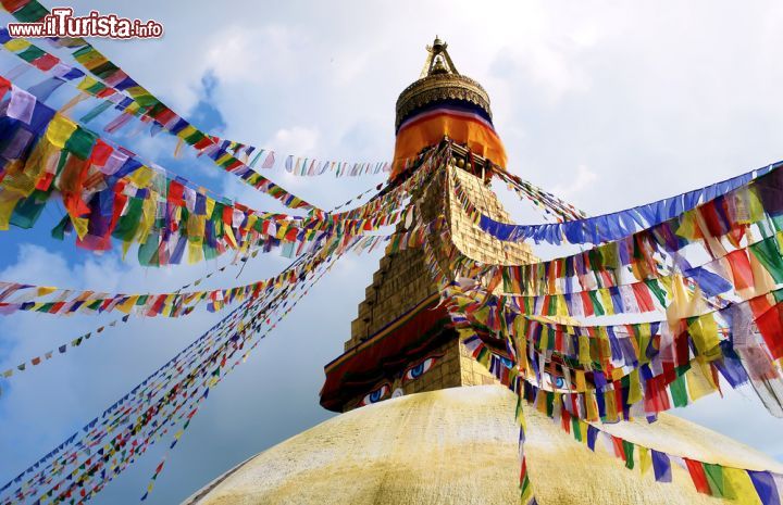 Immagine Bandiere della preghiera allo stupa di Boudhanath di Kathmandu, Nepal. Le tradizionali bandierine di stoffa colorata e gli "occhi" del Buddha nel complesso di Boudhanath a Kathmandu - © Carlos Neto / Shutterstock.com